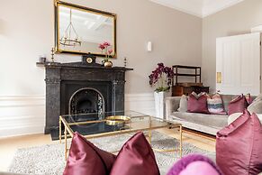 JOIVY Ultra Luxe 3BR home near Princes St