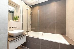 JOIVY Ultra Luxe 3BR home near Princes St