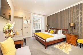 JOIVY Ultra Luxe 3BR home near Princes St