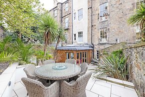 JOIVY Ultra Luxe 3BR home near Princes St