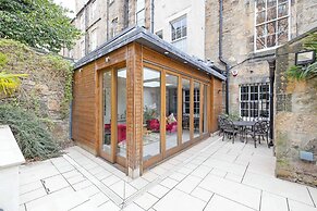 JOIVY Ultra Luxe 3BR home near Princes St