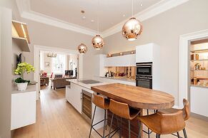 JOIVY Ultra Luxe 3BR home near Princes St