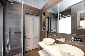 JOIVY Ultra Luxe 3BR home near Princes St