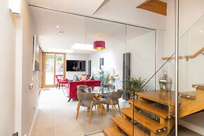 JOIVY Ultra Luxe 3BR home near Princes St