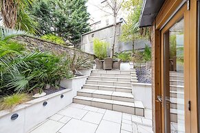 JOIVY Ultra Luxe 3BR home near Princes St
