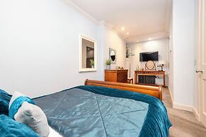 JOIVY Ultra Luxe 3BR home near Princes St