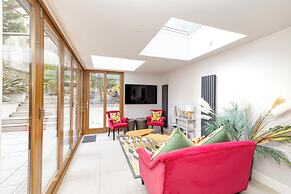 JOIVY Ultra Luxe 3BR home near Princes St