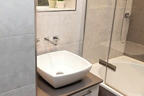 JOIVY Ultra Luxe 3BR home near Princes St