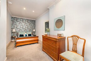 JOIVY Ultra Luxe 3BR home near Princes St