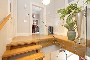 JOIVY Ultra Luxe 3BR home near Princes St