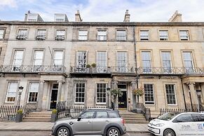 JOIVY Ultra Luxe 3BR home near Princes St