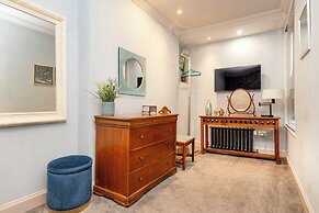 JOIVY Ultra Luxe 3BR home near Princes St