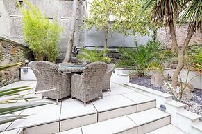 JOIVY Ultra Luxe 3BR home near Princes St