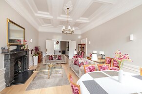 JOIVY Ultra Luxe 3BR home near Princes St