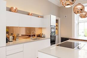 JOIVY Ultra Luxe 3BR home near Princes St