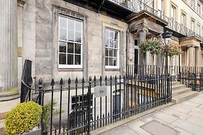 JOIVY Ultra Luxe 3BR home near Princes St