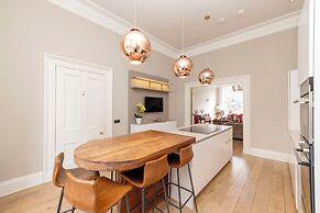JOIVY Ultra Luxe 3BR home near Princes St