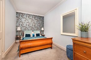 JOIVY Ultra Luxe 3BR home near Princes St