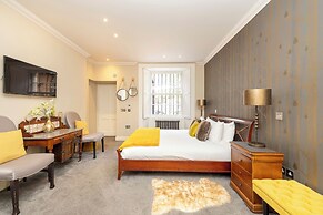 JOIVY Ultra Luxe 3BR home near Princes St