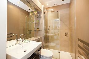 JOIVY Ultra Luxe 3BR home near Princes St