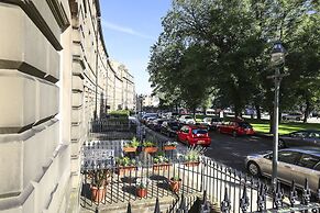 JOIVY Stunning Ground-floor 2bedrm New Town Apt