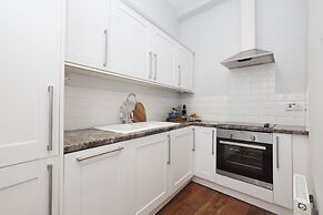 JOIVY Stunning Ground-floor 2bedrm New Town Apt