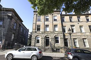 JOIVY Stunning Ground-floor 2bedrm New Town Apt