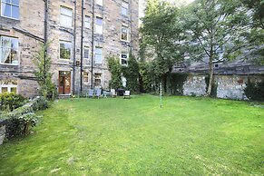 JOIVY Stunning Ground-floor 2bedrm New Town Apt