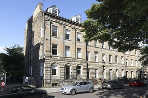 JOIVY Stunning Ground-floor 2bedrm New Town Apt