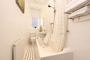 JOIVY Stunning Ground-floor 2bedrm New Town Apt