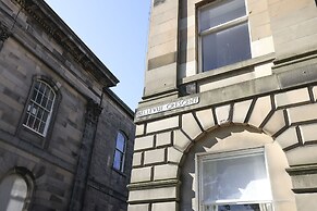 JOIVY Stunning Ground-floor 2bedrm New Town Apt