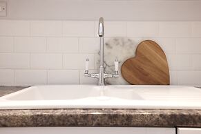 JOIVY Stunning Ground-floor 2bedrm New Town Apt