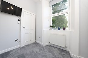JOIVY Stunning Ground-floor 2bedrm New Town Apt