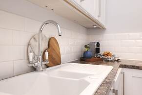 JOIVY Stunning Ground-floor 2bedrm New Town Apt