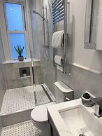 JOIVY Stunning Ground-floor 2bedrm New Town Apt