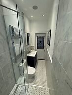 JOIVY Stunning Ground-floor 2bedrm New Town Apt
