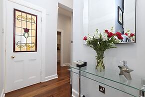 JOIVY Stunning Ground-floor 2bedrm New Town Apt