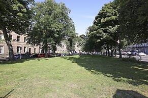 JOIVY Stunning Ground-floor 2bedrm New Town Apt