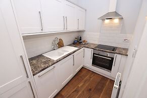 JOIVY Stunning Ground-floor 2bedrm New Town Apt