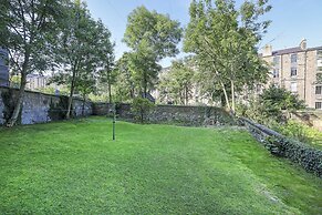 JOIVY Stunning Ground-floor 2bedrm New Town Apt