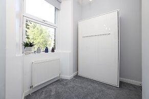 JOIVY Stunning Ground-floor 2bedrm New Town Apt