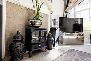 JOIVY Thistle Street Luxury Apt in the Heart of the City