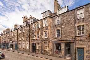 JOIVY Thistle Street Luxury Apt in the Heart of the City