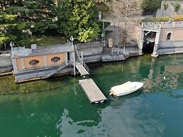 Villa Lucia Laglio with private lake access