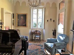 Villa Lucia Laglio with private lake access