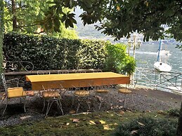 Villa Lucia Laglio with private lake access