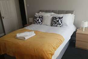 Gateshead's Amethyst 3 Bedroom Apt, Sleeps 6 Guest