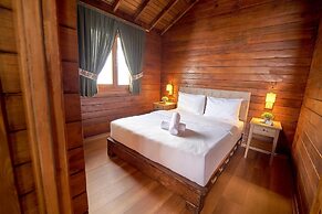 Flora Handüzü Resort & Wellness Bungalow Hotel