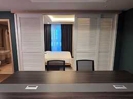 Felix by STX Hotel & Suite