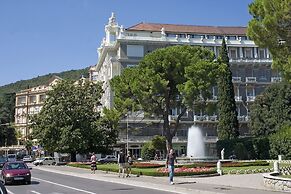 Luxury Apartment in Opatija for 8 People With Pool and Silk Bedding